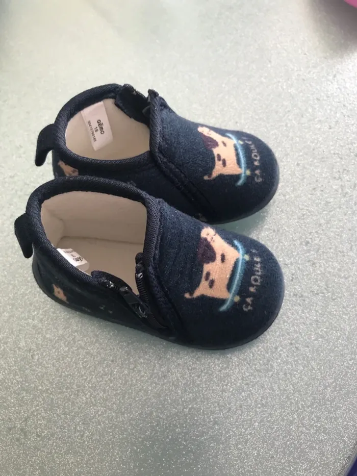 Chaussons neufs  Taille 18