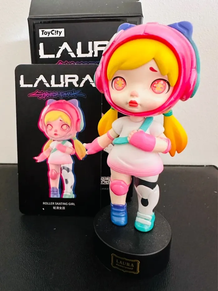 Vintage 2011 Figurine de collection Roller Skating Girl – Laura Cyberpunk (ToyCity)