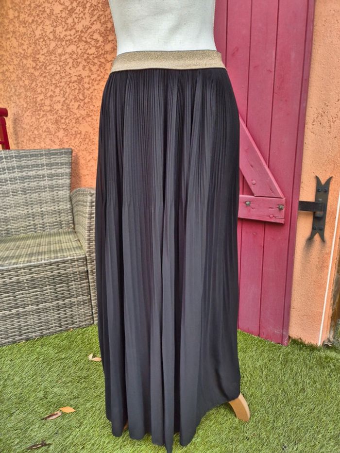 Jupe longue plissée noire taille élastique brillante