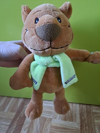 Ours brun a l écharpe verte