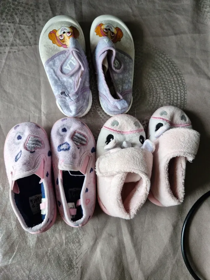 Lot chaussons fille de 22 a 24