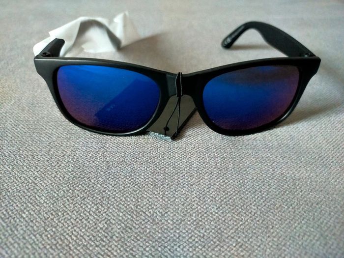 Lunettes de soleil enfant – Verres bleus miroir & monture noire mate - photo numéro 2