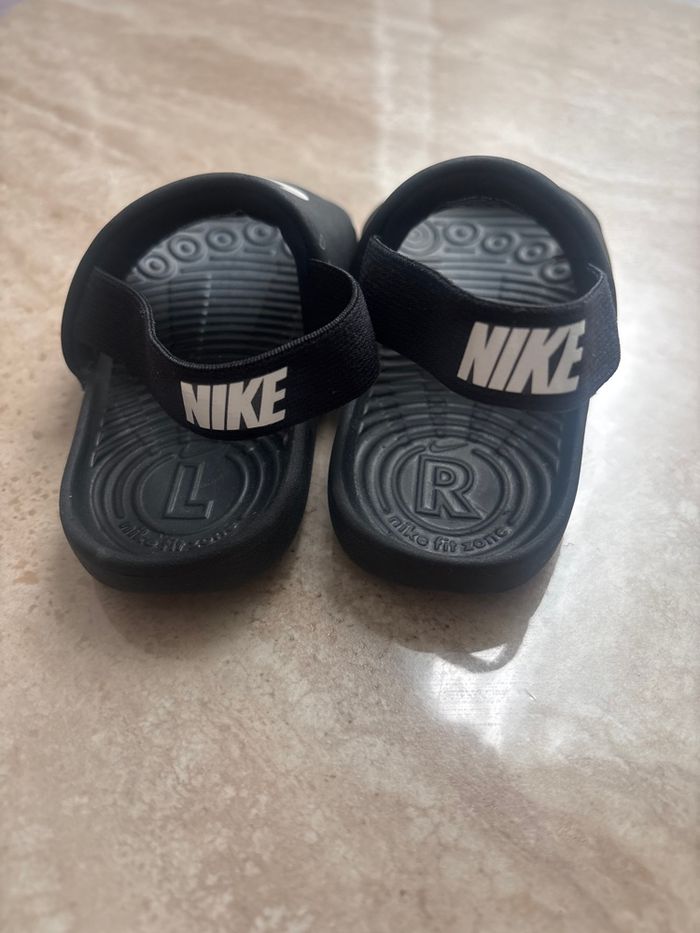 Claquettes Nike taille 25 - photo numéro 2