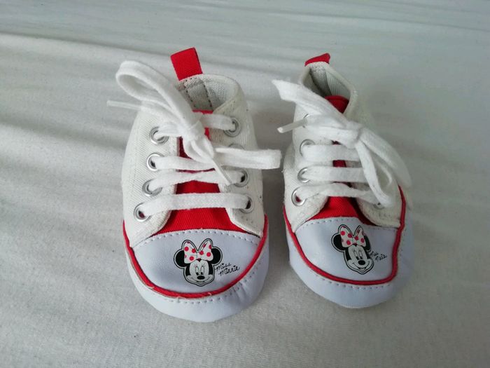 Baskets Minnie blanches.