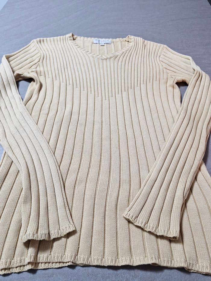 Pull a col V femme taille 2 , balina en très bon état. - photo numéro 2