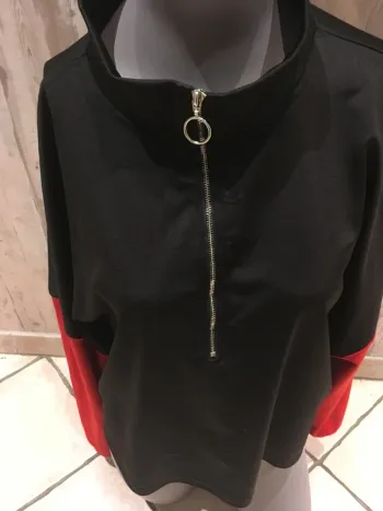 Joli sweat-shirt noir manches rouges en 48 de chez Shein Curve excellent état