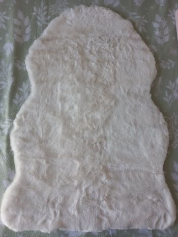 Tapis fausse fourrure doux 15€ /un