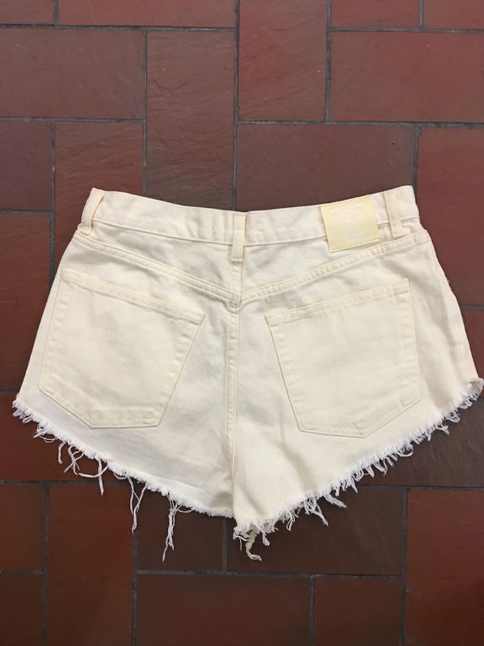 Short en jean Jaune Pull & Bear taille 38 - photo numéro 5