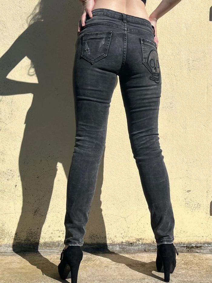 Jean troué taille basse gris nuancé, motif tête de mort sur poche arrière. - photo numéro 9