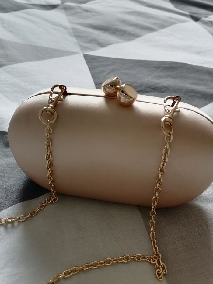 Petit sac bandoulier ovale et rigide rose poudré en simili satin - Dorothy Perkins