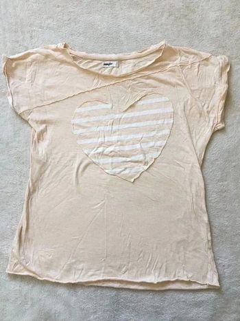 Haut t-shirt beige crème avec motifs coeurs rayures à manches courtes col rond
