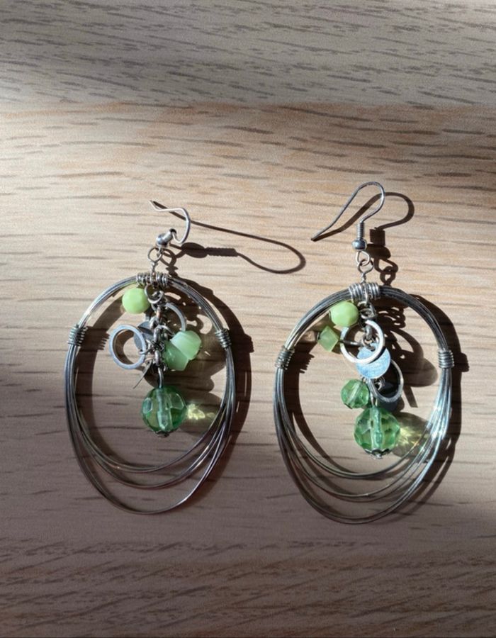 Boucles d'oreilles pendantes vertes - photo numéro 2