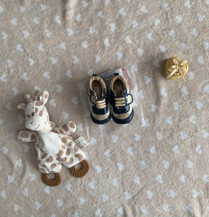 Lot chaussons noirs t18 et baskets bebe t21😺 - photo numéro 7