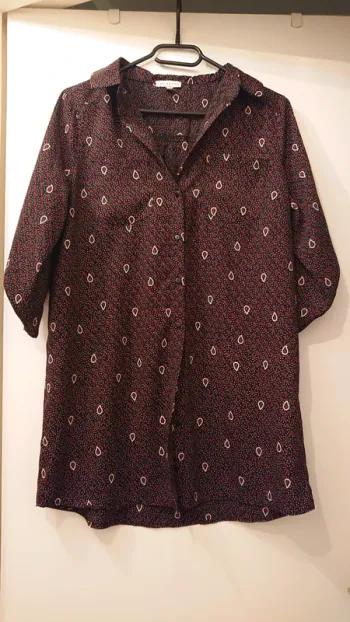 Chemise transparente noire motif rouge et beige