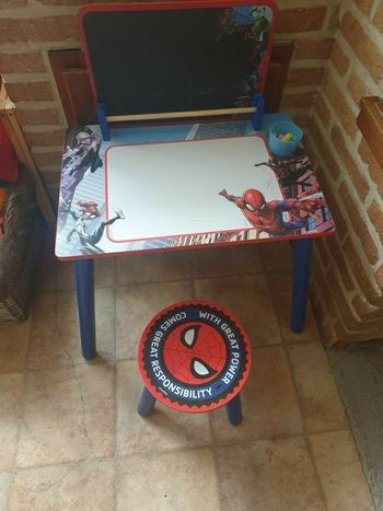 Table spiderman avec tabouret