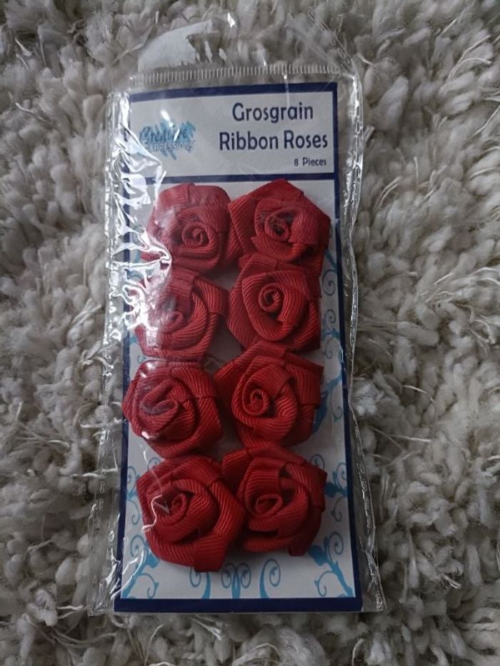 8 roses rouges en tissu d'environ 3 cm pour embellir vos créations