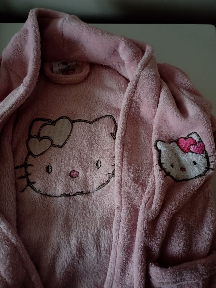 Robe de chambre rose clair 4 ans  polyester 2 poches et une ceinture.Hello Kitty. Très bon état - photo numéro 7