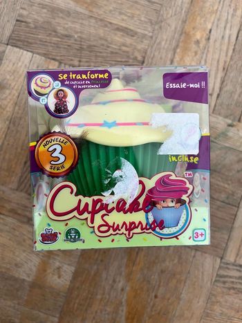 Poupée cupcake surprise