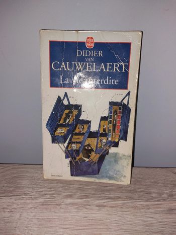 Livre de poche la vie interdite