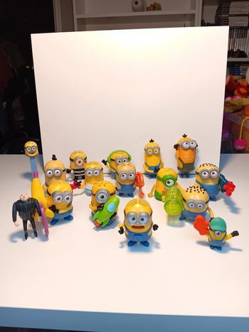 Gros lot 16 grande figurines vintage Moi moche et méchant , les minions
Taille 11cm pour la plus grande