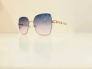 Lunette de soleil femme blanche et dorée bras en chaîne UV protection catégorie 2