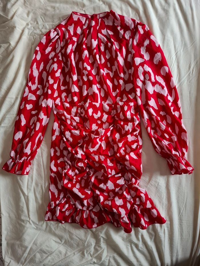 Robe rouge à tâches blanches - photo numéro 2