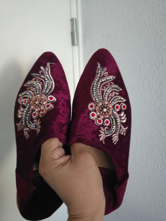 Babouches avec broderie et strass neufs