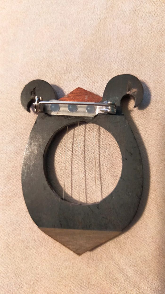 Broche instrument sculpté - bois brut & cordes - Collection Terres d’Ailleurs - photo numéro 4