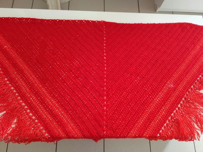 Joli châle confection artisanale au crochet de couleur rouge et rouge pailleté  hauteur de milieu 100 cm  , largeur 158 cm - photo numéro 10