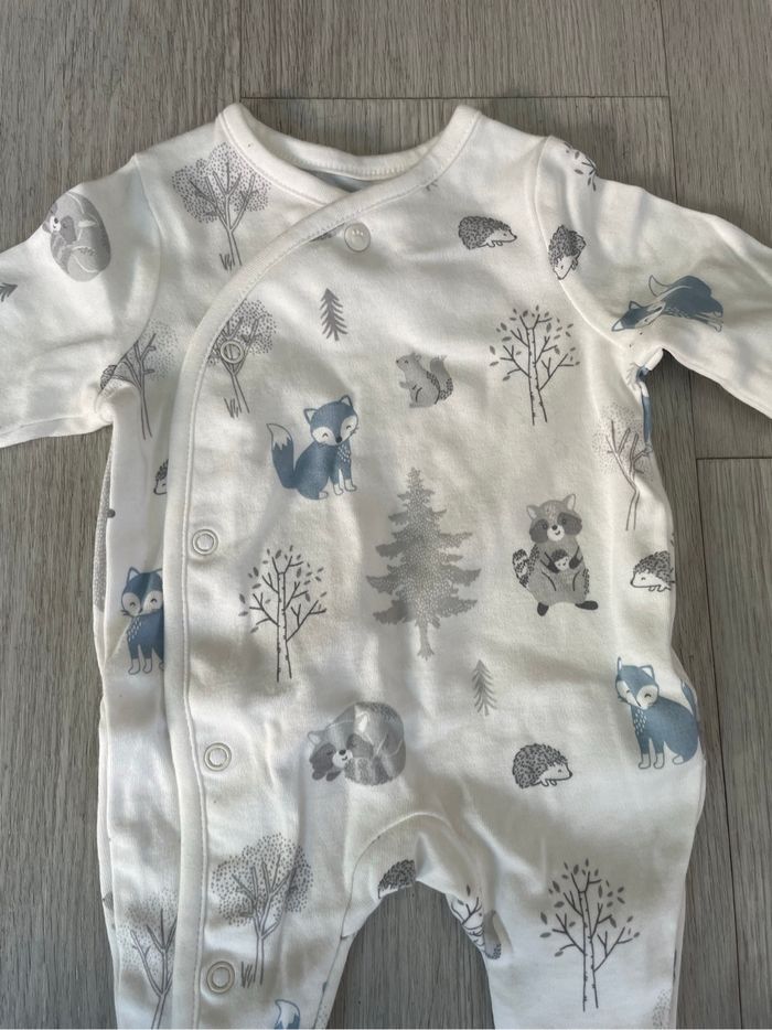 Joli pyjama/body bébé C&A - Taille 50 cm (0-1 mois) - Motif forêt - photo numéro 2