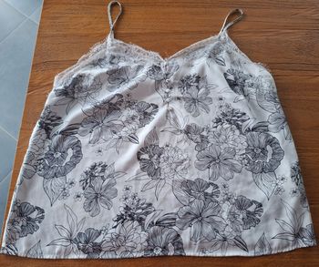Top fluide à fleurs noir et blanc avec dentelle