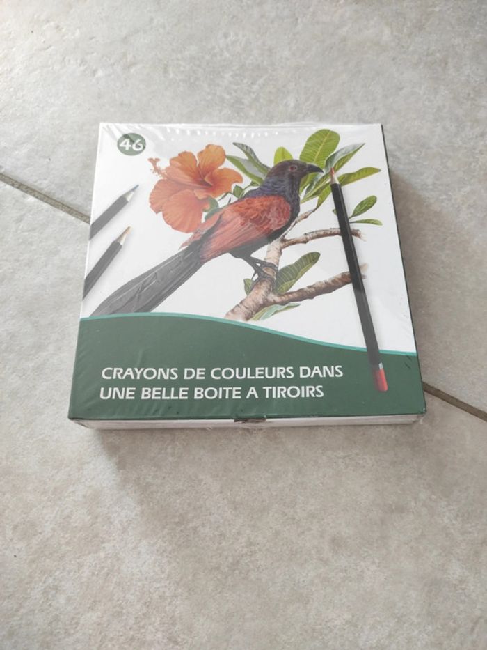 46 crayons de couleur dans leur boîte à tiroirs