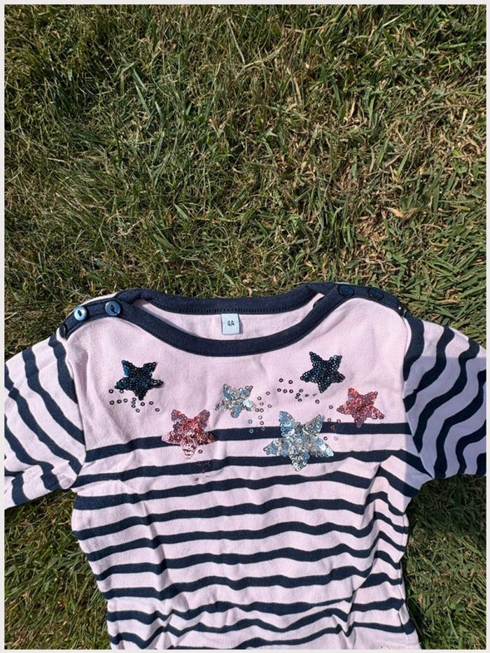 T-shirt 4 ans à rayures avec des étoiles à sequins - photo numéro 3