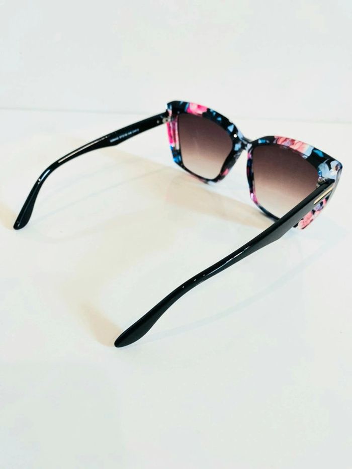 Lunette de soleil femme fleurie bras noirs verres dégradés UV protection catégorie 3 - photo numéro 6