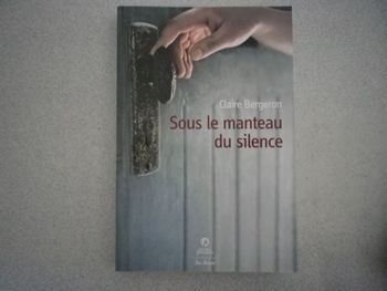 SOUS LE MANTEAU DU SILENCE