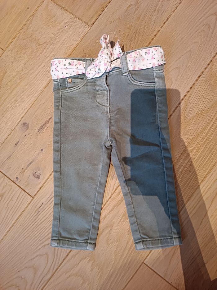 Jean avec ceinture fleurie à nouer pour bébé fille