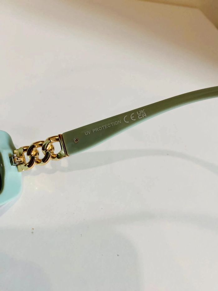 Lunette de soleil couleur vert pistache bras en chaîne dorée UV protection catégorie 2 taille small - photo numéro 5