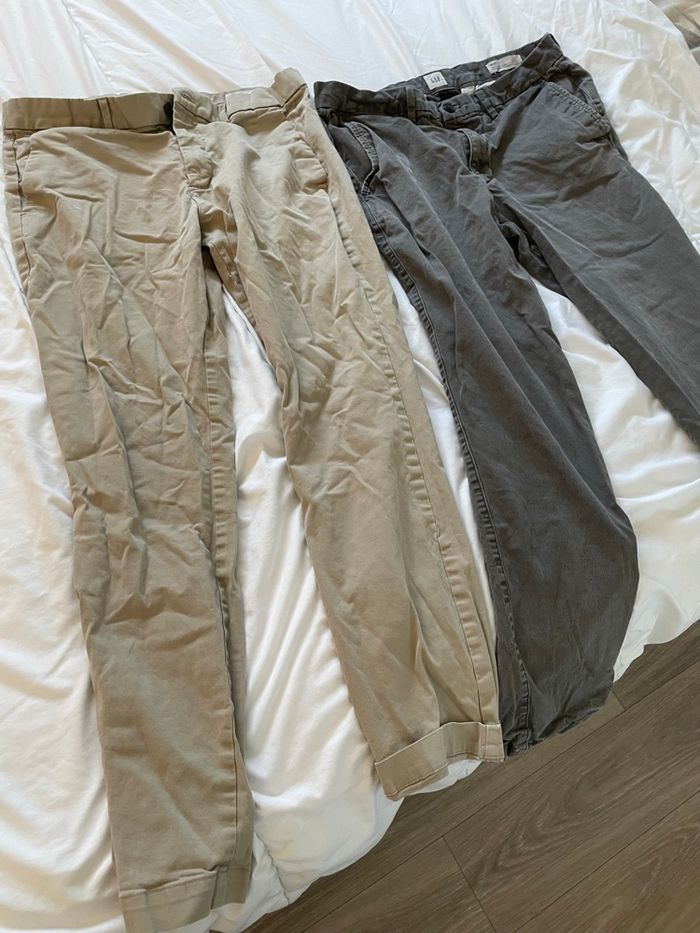 Deux pantalons Chinos GAP
