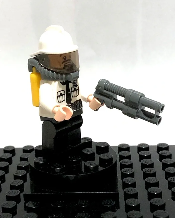 The LEGO Batman Movie - Security guard, fire helmet - photo numéro 4