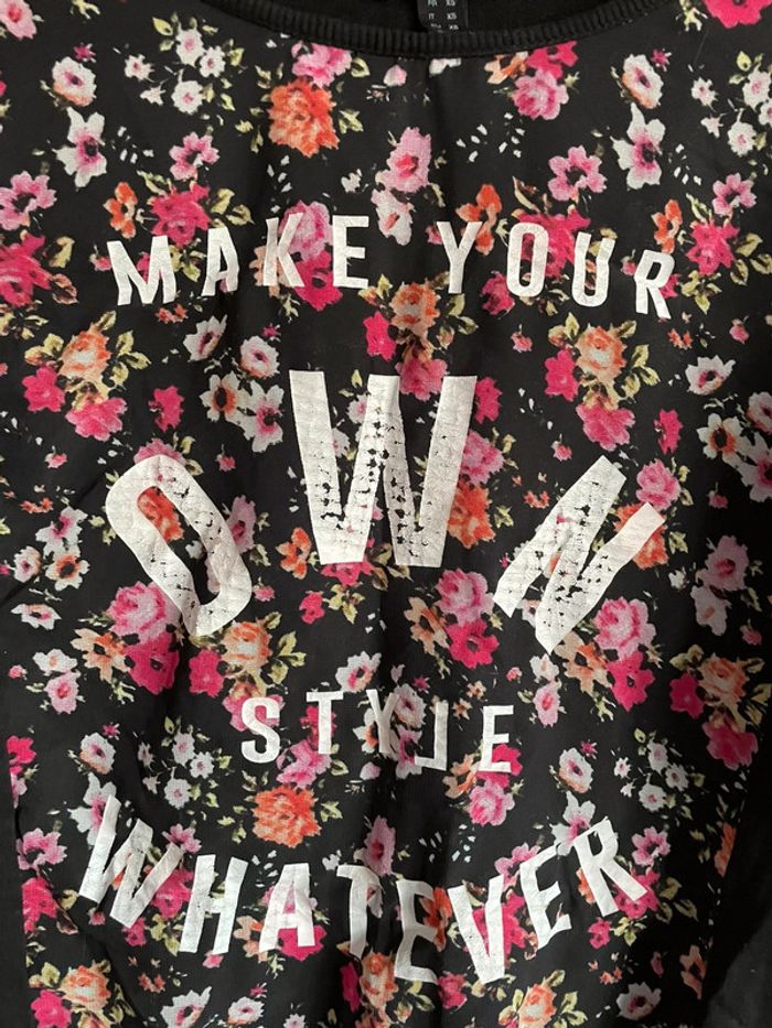 Tee shirt/ pull très fin à manches longues noir à motifs, taille Xs, marque Jennyfer. - photo numéro 2