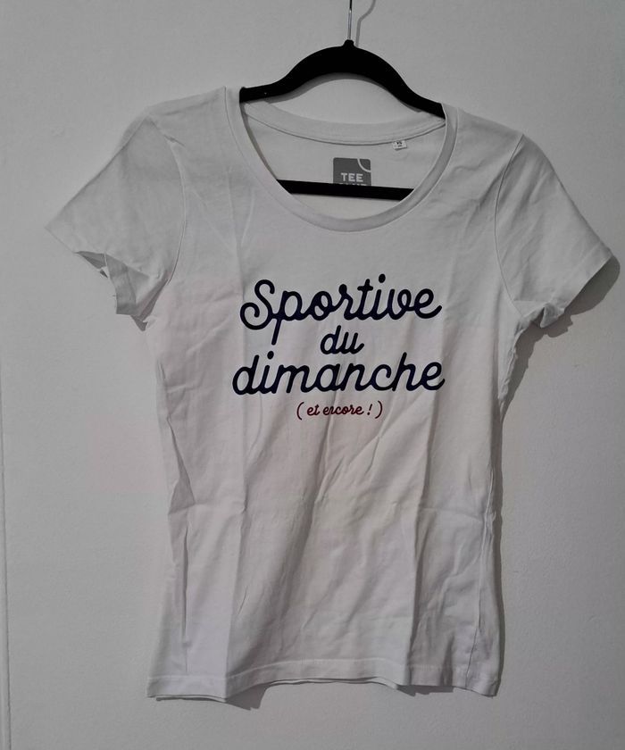 T-shirt blanc avec écriture bleu et rouge