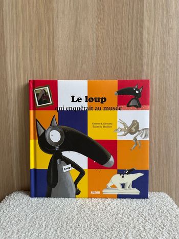 Livre le loup qui enquêtait au musée 