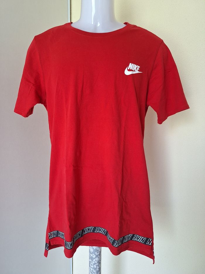 T-shirt taille S  marque Nike couleur rouge
