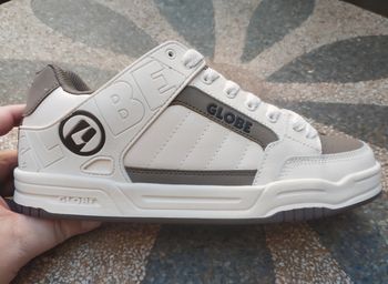 Baskets globe pointure 42 neuves jamais portées blanches et marrons