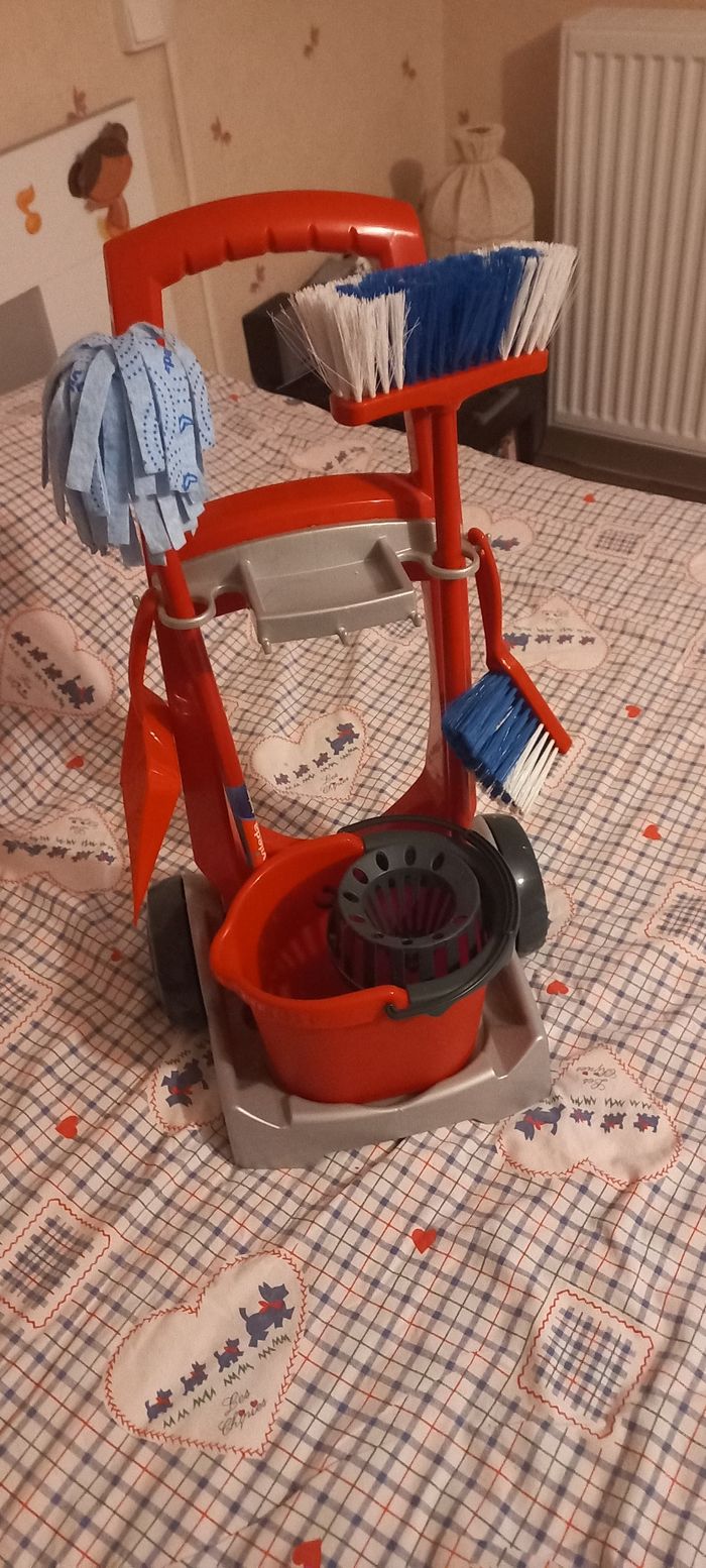 Chariot ménage enfant