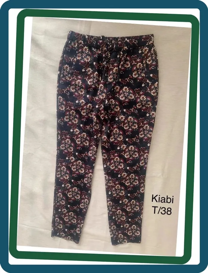 Très beau pantalon classique satiné à fleurs Kiabi 38