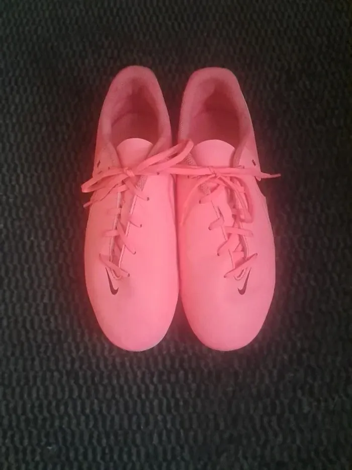 Crampons Nike 38.5 - photo numéro 2