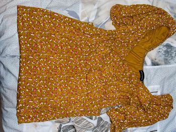 robe cache coeur moutarde