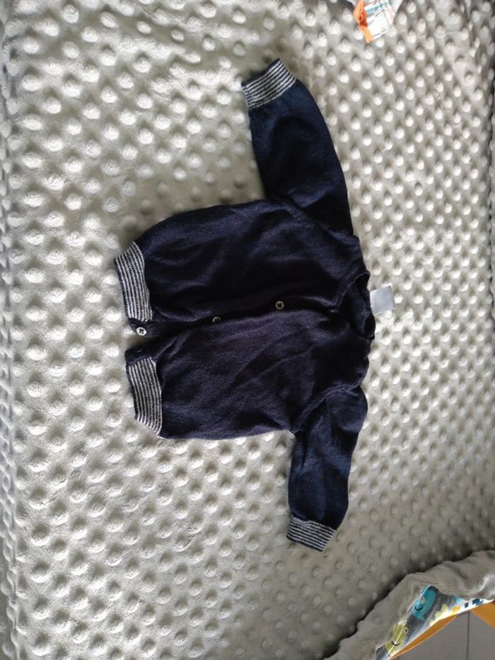 3 gilets filles (2 petit bateau et 1 orchestra)3 mois