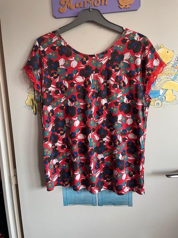 Tee shirt à manches courtes rouge à motifs avec joli détail dans le dos, taille M, marque Promod